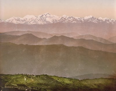 Darjeeling. Kinchinjunga och snön från Kutcherry Hill av Photoglob Co. (Zurich, active c. 1890 1910)