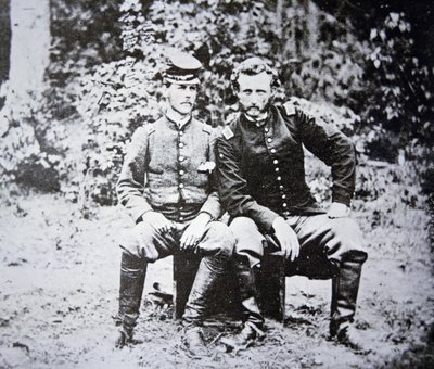 Porträtt av löjtnant George A. Custer (1839-1876) (hattlös) med sin krigsfångelöjtnant Washington från den konfedererade armén, fångade i maj 1862 (s/v foto) av Photographer American