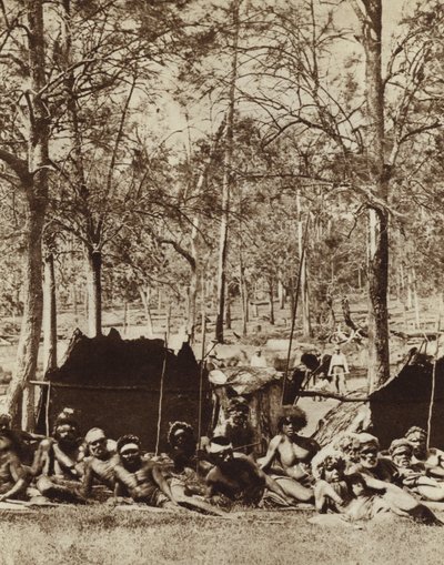 Australiska aboriginer som skyddar sig bakom ett vindskydd (s/v foto) av Photographer Australian