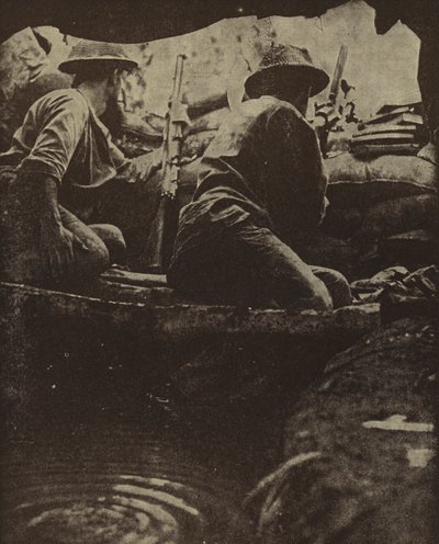 Australiska soldater i en vattenfylld gevärsgrop, Sanananda, Nya Guinea, andra världskriget av Photographer Australian