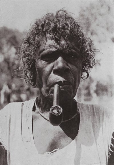 Dusky Lily röker Pipe of Peace (s/v foto) av Photographer Australian