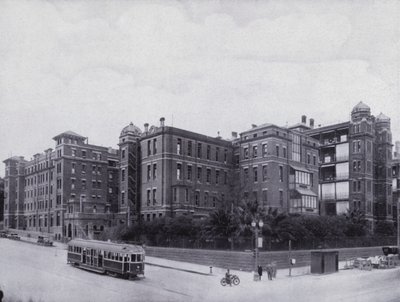 Melbourne Hospital, från korsningen mellan Swanston och Lonsdale Streets (s/v foto) av Photographer Australian