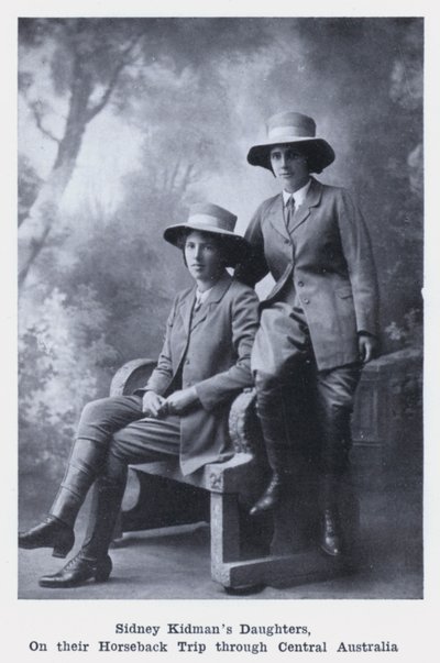 Sidney Kidmans döttrar på en ridtur genom centrala Australien (svart/vitt foto) av Photographer Australian