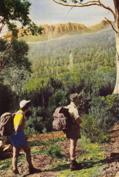 Tasmanien: Vandrare nära Mount Olympus (färgfoto) av Photographer Australian
