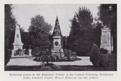 Hedersgravar i musikerhörnan på Central Cemetery, Beethoven (vänster), Schubert (höger), Mozart Memorial (i mitten) (s/v foto) av Photographer Austrian
