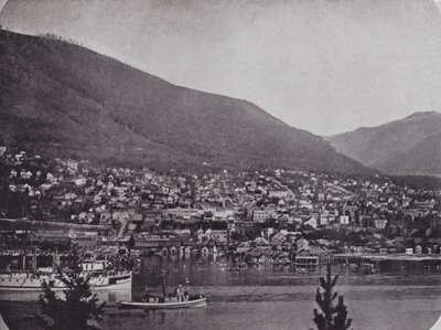 Nelson, från andra sidan Kootenay River (s/v foto) av Photographer Canadian