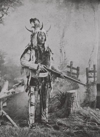 Stenig indian i krigsdräkt (s/v foto) av Photographer Canadian