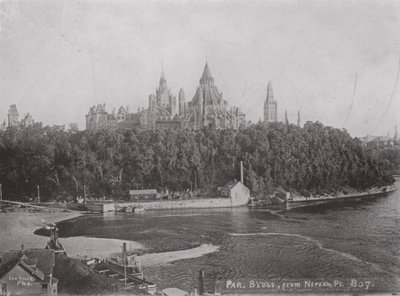 Parlamentsbyggnaderna, Ottawa, från Nepean Point (s/v foto) av Photographer Canadian
