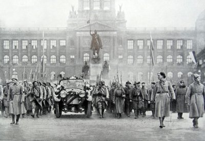 Tjeckiska trupper följer med president Thomas Masaryk i Prag, 25 december 1918 (s/v foto) av Photographer Czech