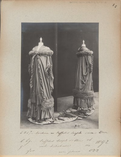 Albumsida: House of Worth, Evening Mantle av Photographer French