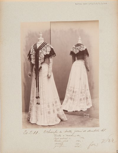 Albumsida: House of Worth, Shoulder Cape av Photographer French