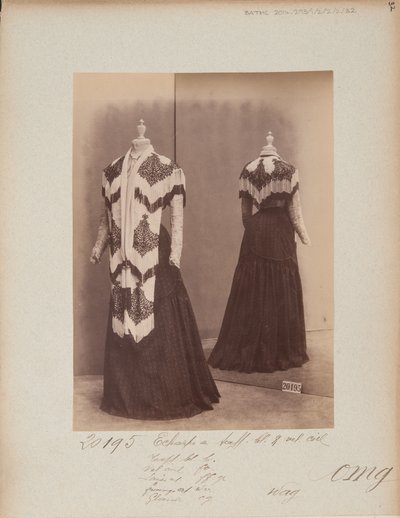 Albumsida: House of Worth, Shoulder Cape av Photographer French