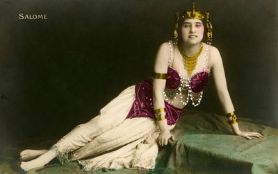Salome poserade förföriskt i en avslöjande kostym av Photographer French
