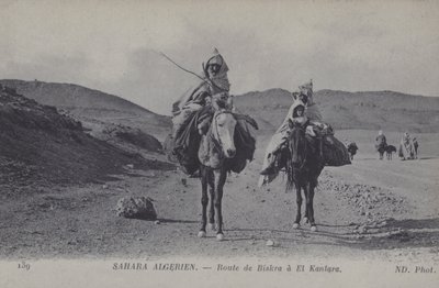 Resenärer i det algeriska Sahara på vägen från Biskra till El Kantara (svart/vitt foto) av Photographer French