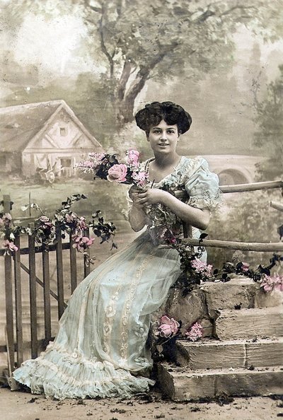 Kvinna med krans av blommor, vykort, ca. 1900 (handfärgat foto) av Photographer French