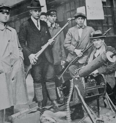 En grupp insurrektionister ockuperar Münchens järnvägsstation av Photographer German
