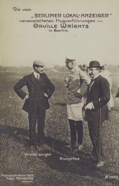 Amerikanska flygaren Orville Wright chattar med kronprins Wilhelm av Tyskland under ett besök i Berlin (s/v bild) av Photographer German