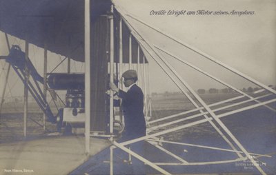 Amerikanska flygaren Orville Wright inspekterar motorn på sitt flygplan (s/v foto) av Photographer German