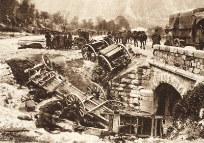 En italiensk ammunitionskonvoj på en försörjningsväg nära Udine tagen under tysk artillerield (s/v foto) av Photographer German