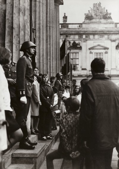 Vid minnesmärket över fascismens och militarismens offer hedrar soldater från National People