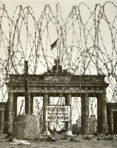 Taggtråd framför Brandenburger Tor, Berlin, Tyskland, under den allierade ockupationen av staden efter andra världskriget (s/v foto) av Photographer German
