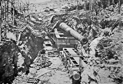 Big Bertha, en av flera gigantiska tyska kanoner monterade på järnväg under första världskriget av Photographer German