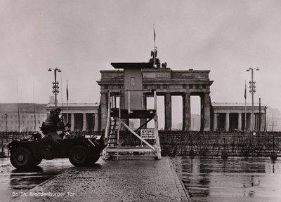 Brittisk pansarbil på gränsen mellan Öst- och Västberlin vid Brandenburger Tor (s/v foto) av Photographer German