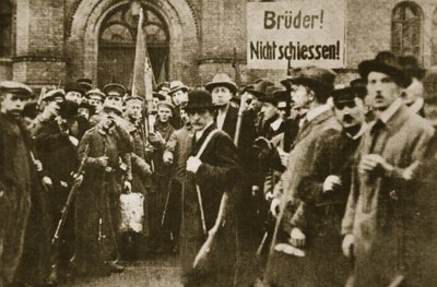 "Bröder, skjut inte!", protest i Berlin, november 1918 (sepiafoto) av Photographer German