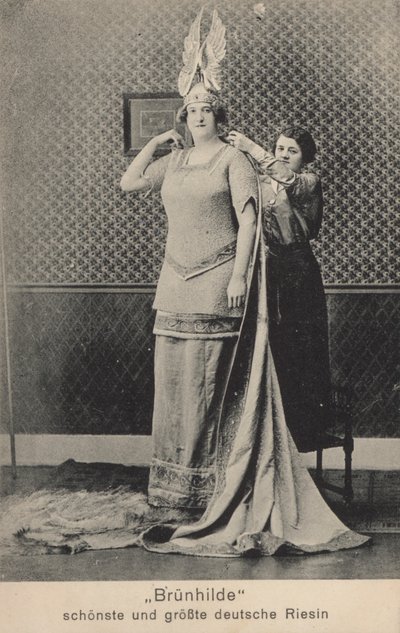 Brunhilde, den vackraste och högsta tyska jättekvinnan (s/v foto) av Photographer German