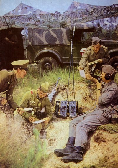 Vapenkamrater är klassbröder, tillsammans är de oövervinnerliga (färgfoto) av Photographer German