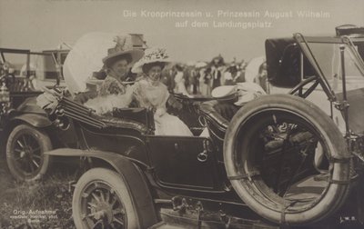 Kronprinsessan Cecilie och prinsessan August Wilhelm av Tyskland vid en landningsplats för Zeppelin (s/v foto) av Photographer German