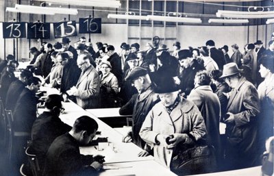 Östtyska medborgare som står i kö för att få tillstånd att besöka släktingar i väst (s/v foto) av Photographer German