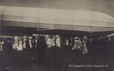 Kejsarinnan Victoria Augusta av Tyskland med Zeppelin LZ III (s/v foto) av Photographer German
