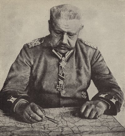 Fältmarskalk von Hindenburg studerar en karta (s/v foto) av Photographer German