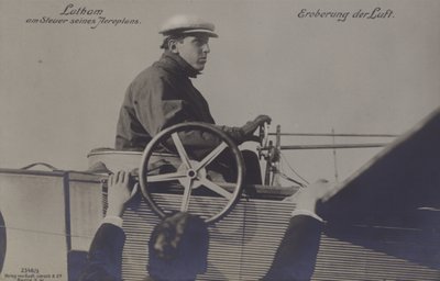 Franske flygaren Hubert Latham vid kontrollerna på sitt flygplan (s/v foto) av Photographer German