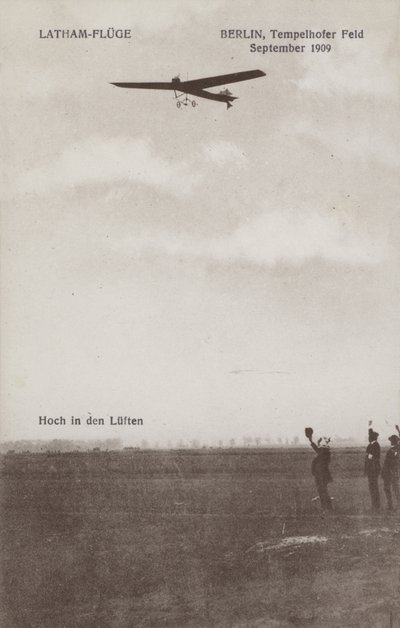 Den franske flygaren Hubert Latham flyger över Tempelhofs flygfält, Berlin, september 1909 (s/v foto) av Photographer German