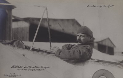 Den franske flygaren Louis Bleriot, den första att flyga över Engelska kanalen, i sitt monoplan (s/v foto) av Photographer German