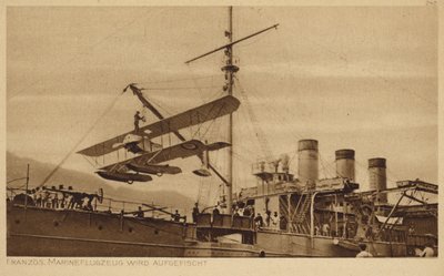 Franska marinflygplan som lyfts upp på ett fartyg (s/v foto) av Photographer German