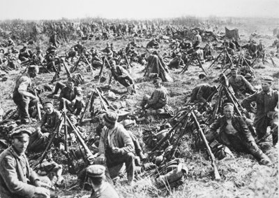 Från "det stora kriget i Frankrike": tyskt infanteri vilar före Roupy, ca 1918 (s/v foto) av Photographer German