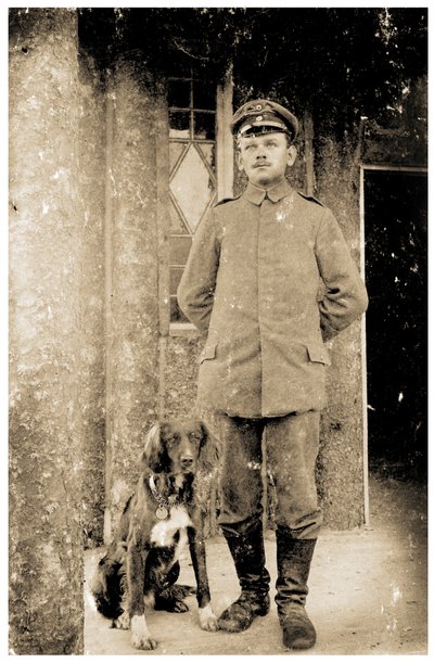 Tyska armén Feldwebel (sergeant) med en hund av Photographer German