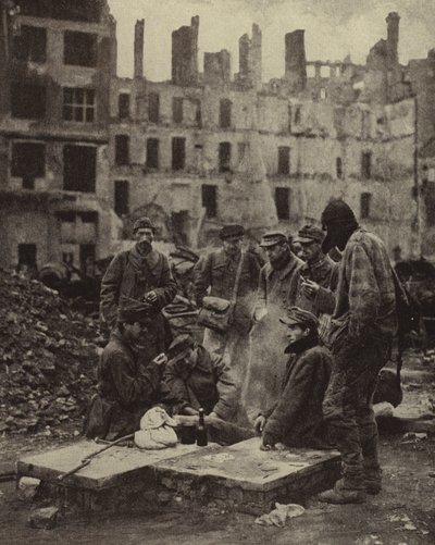 Tyska krigsfångar frigivna från fångenskapen i Sovjetunionen bland ruinerna av Berlin av Photographer German