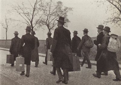 Tyska järnvägsarbetare utvisades från Ruhr för att ha deltagit i kampanjen för civil olydnad under den franska ockupationen, augusti 1923 (s/v foto) av Photographer German