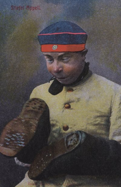 Tysk soldat tittar på sulorna på sina stövlar (färgat foto) av Photographer German