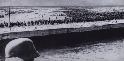 Tysk soldat undersöker allierade fångar på stranden i Dunkerque, Frankrike, andra världskriget, juni 1940 (s/v foto) av Photographer German