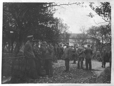 Tyska soldater i en by eller ett torg (s/v foto) av Photographer German