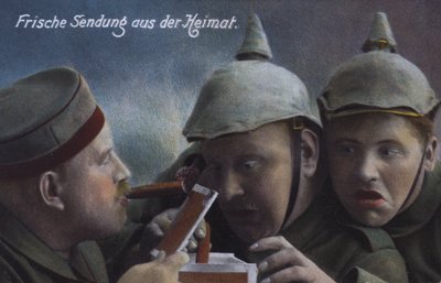 Tyska soldater tar emot ett paket cigarrer hemifrån (färgad bild) av Photographer German