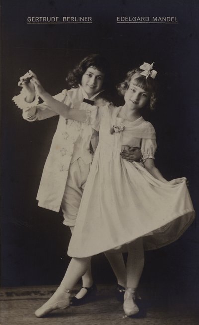 Gertrude Berliner och Edelgard Mandel, tyska skådespelerskor (s/v foto) av Photographer German