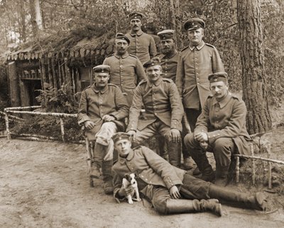 Grupp tyska soldater med en hund av Photographer German