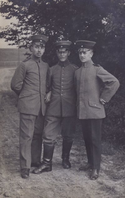 Grupp om tre tyska armésoldater (s/v foto) av Photographer German