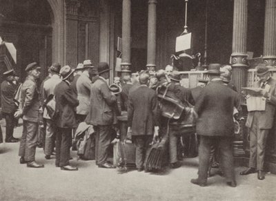 Hyperinflation i Weimar Tyskland: medlemmar av allmänheten som står i kö utanför Reichsbank i Berlin med resväskor för att bära sina pengar, juli 1923 (s/v foto) av Photographer German